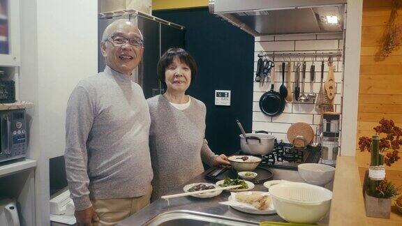 一对老年夫妇和ToshikoshiSoba在厨房里的年关面条的肖像