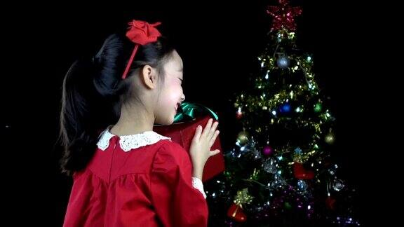 亚洲小女孩得到圣诞礼物