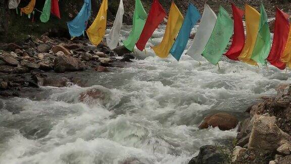 西藏白水河上的西藏经幡