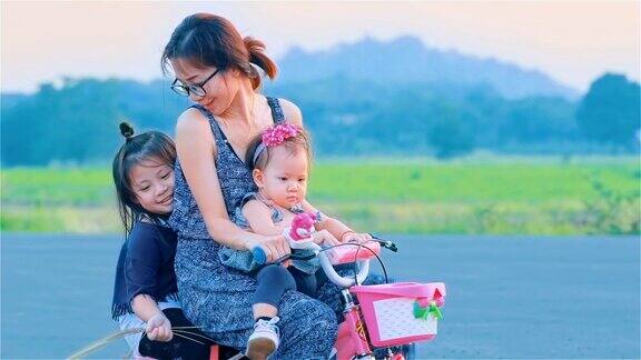 亚洲妈妈和女儿一起骑车