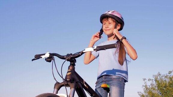 骑自行车的孩子戴着头盔