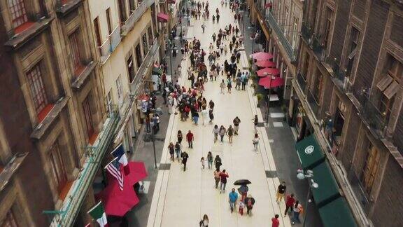 人们在繁忙街道上购物的鸟瞰图