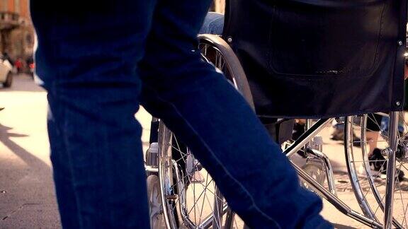 年轻的残疾人在拥挤的人行道上坐轮椅-慢镜头