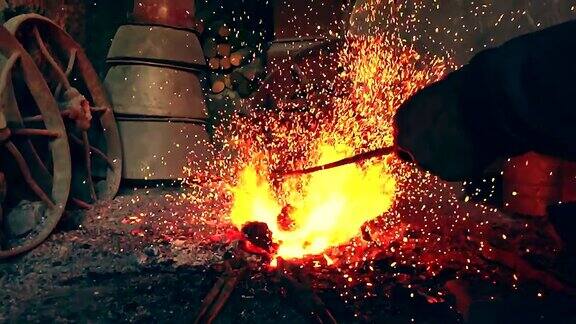 炉火在铁匠铺的熔炉里