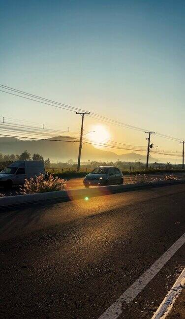 日出时在高速公路上行驶的汽车