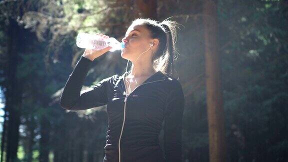 女运动员锻炼后喝水