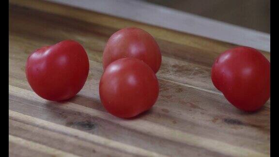 往切菜板上扔番茄