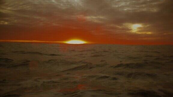 从一艘帆船上在开阔的海洋上壮丽的海上落日