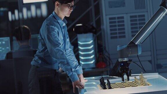 专业的日本开发工程师正在测试一个人工智能界面用一个未来的机械臂下棋他们在一个高科技现代研究实验室
