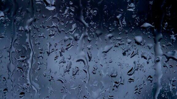 带雨滴的窗户玻璃