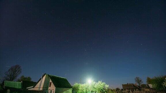 夜晚村庄房屋上的星空背景自然发光的星星夜景