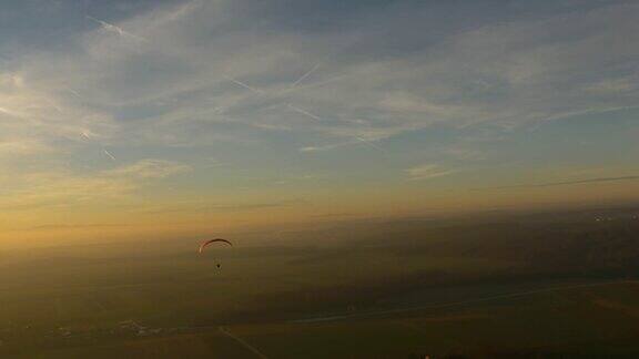 无人机视角跳伞者在阳光明媚田园诗般的风景上空跳伞实时