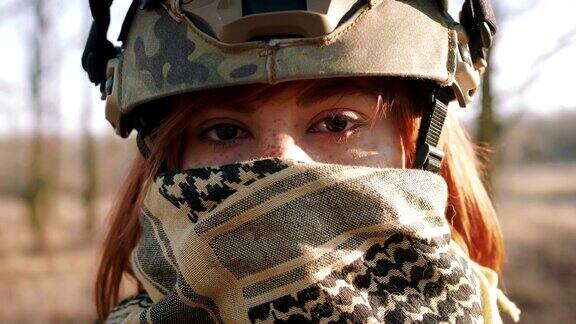 照片中年轻的红发女人穿着军装戴着巴拉克拉瓦盔式帽