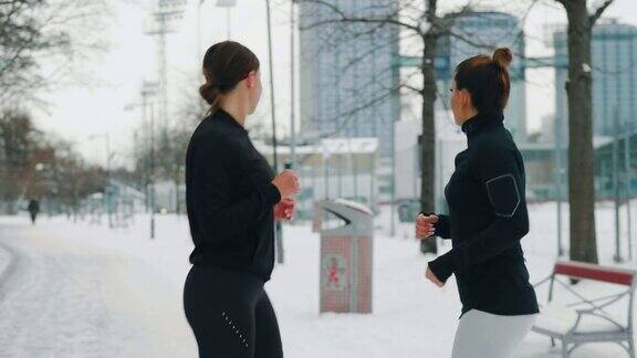 两个女人在雪地里锻炼