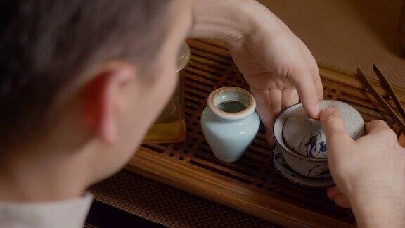 师傅将盖丸冲泡的绿茶倒入碗中中国茶道