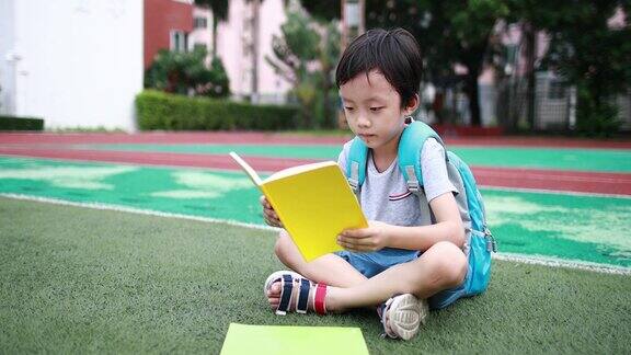 小男孩在学校读书