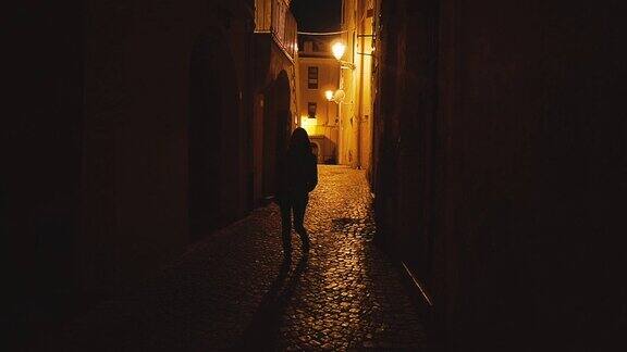 的旅程一个女孩走在夜城Terracina意大利