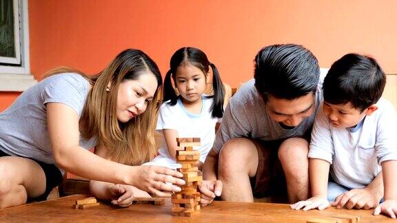 快乐的亚洲家庭玩积木游戏闲暇时间在家