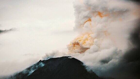 印度尼西亚巴厘岛阿贡活火山的时间流逝
