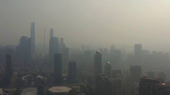 日落时间雾霾飞行在广州市区航拍全景4k中国