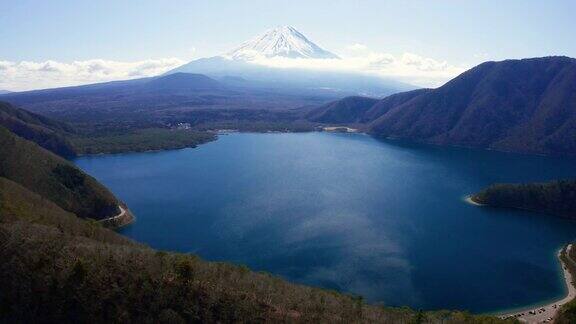 高角度俯瞰群山中的湖泊