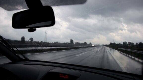 一辆汽车在雨天行驶在高速公路上