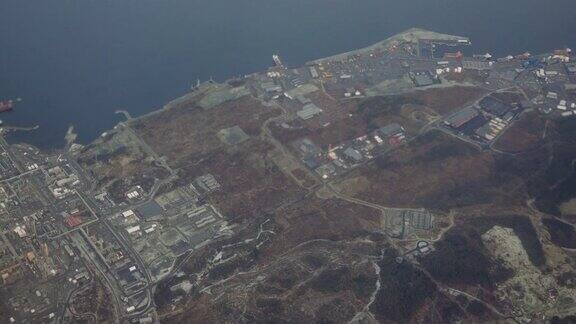 从飞机上俯瞰挪威工业海域的乘客视角