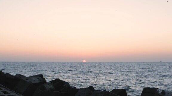 美丽的夏日日出海景