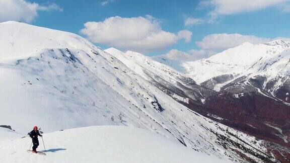 航拍:徒步雪山滑雪旅游偏僻偏僻的雪道独自登山风景秀丽的雪山背景