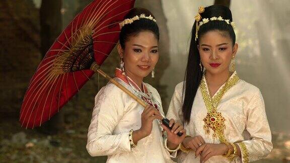 缅甸妇女穿着传统的缅甸服装