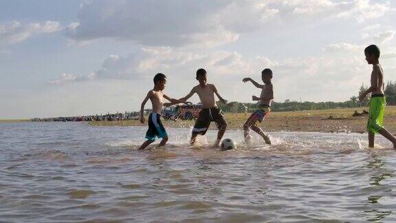 农村的孩子们在湖里踢足球慢动作