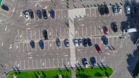 跨度超过一个停车场与汽车停车场附近的商店俯视图