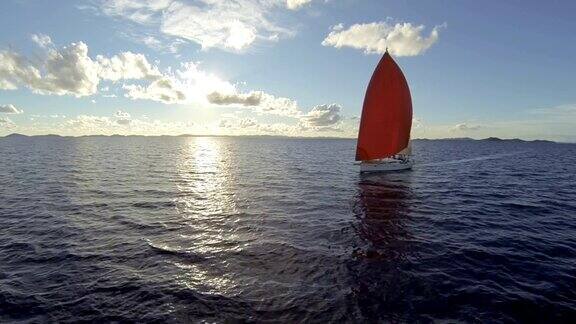 在日落时分与帆船一起航行