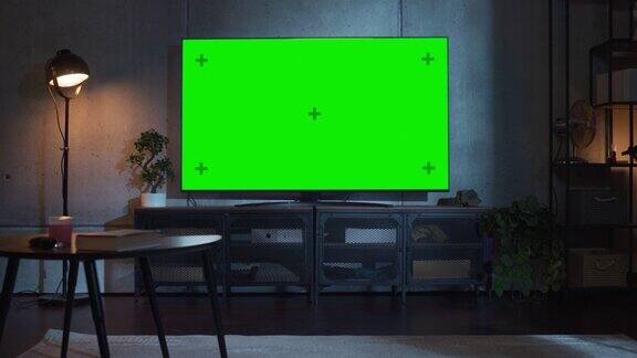 时尚的阁楼公寓内部与电视与绿幕模拟显示器站在电视上的立场空客厅在家里与色度键占位符的显示器变焦镜头上