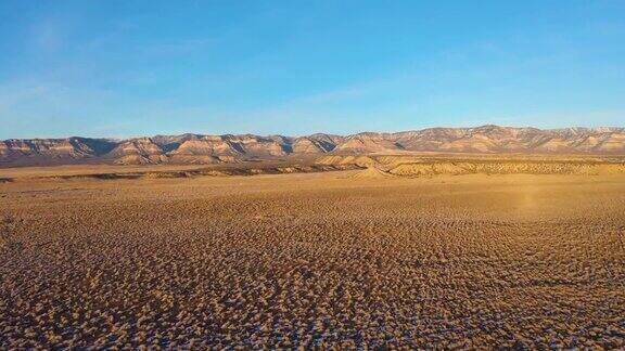 冬天日落时的沙漠山脉美国犹他州鸟瞰图