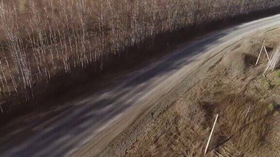 卡车和汽车在道路上行驶