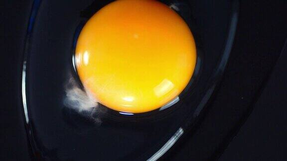 一个液态生鸡蛋在桌子上慢慢旋转