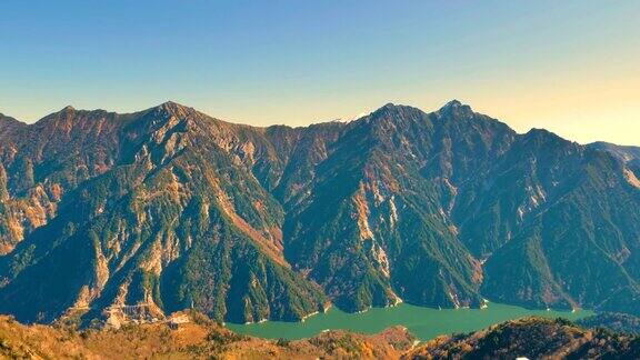 日本Kurobe大坝的绿色山脉