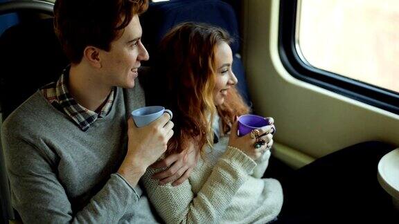 一对夫妇在火车上喝茶