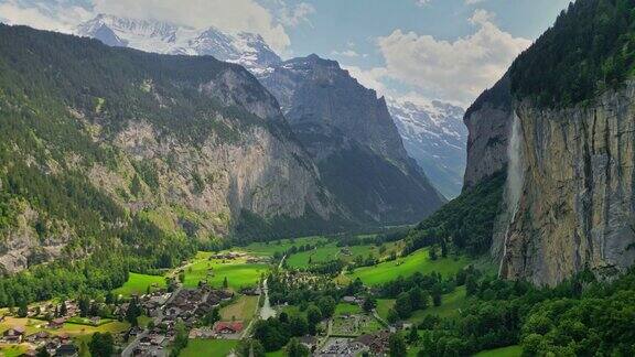 美丽的山脉与冰川瀑布和山谷-瑞士阿尔卑斯山的自然瑞士劳特布龙嫩山谷鸟瞰图瑞士阿尔卑斯村庄Lauterbrunnen