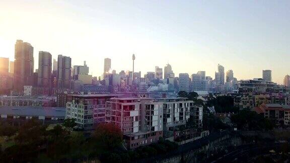 美丽的空中城市在黎明的早晨