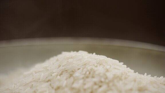 热腾腾的泰国茉莉花长粒米饭在碗里蒸有机素食健康食品健康营养的菜肴特写慢镜头微距镜头