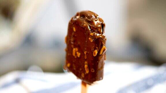 延时:巧克力冰淇淋与坚果融化