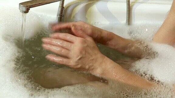 正在洗澡和检查水温的女人