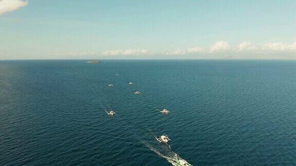 当地菲律宾船只在深蓝色的大海上