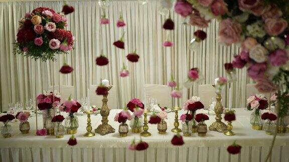 高贵的婚礼花卉装饰宴会厅