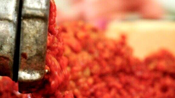 磨碎的烤红辣椒用来制作马其顿传统食物ayvar