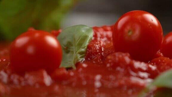慢镜头宏镜头:小西红柿掉进了新鲜的素番茄酱里