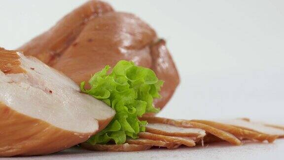 切片加工肉制品在白色的背景烟熏鸡胸肉