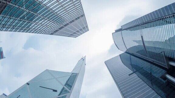 现代商业大厦与蓝天缩小